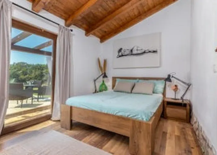 Flora By Guide 로비니