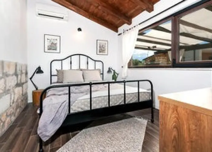 Flora By Guide Ρόβινι